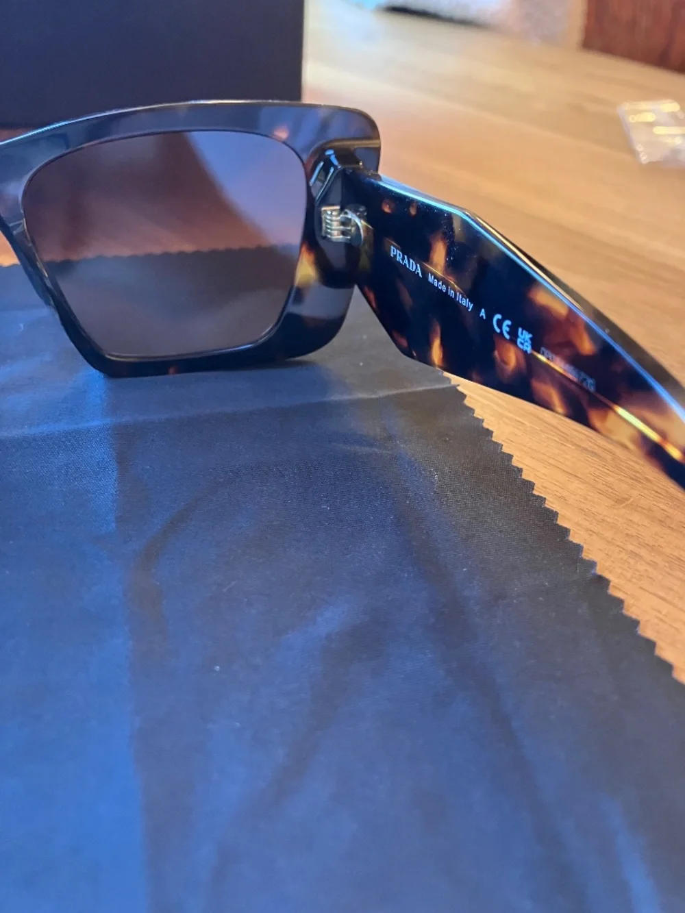 Prada sunglasses - Picture 5 of 8